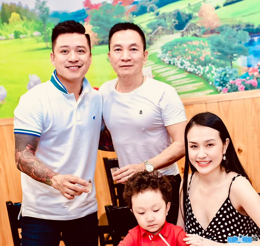 Nhạc sĩ Trịnh Thế Nhân chụp hình cùng gia đình nam ca sĩ Tuấn Hưng