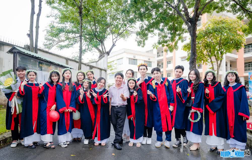 Thầy Trương Chấn Sang chụp hình cùng các học sinh