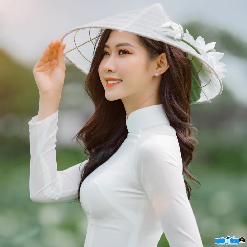 Human image Beautiful Ngoc Anh is pure and beautiful with a white long dress