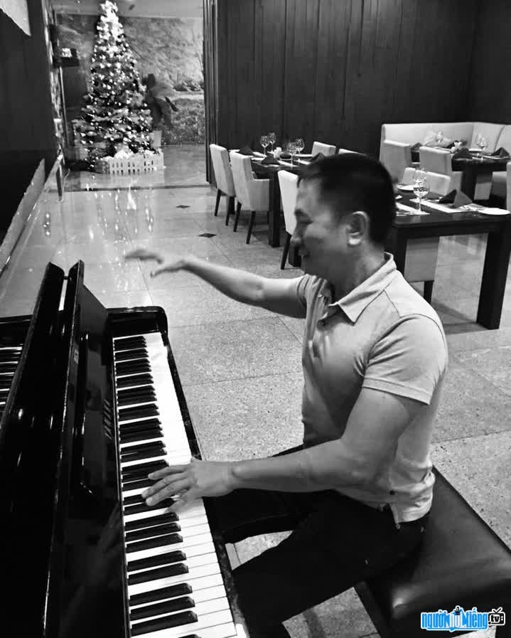 Nhạc sĩ Trịnh Thế Nhân say sưa chơi đàn Piano