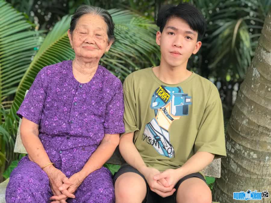 Tiktoker Hoang Quan and his grandmother's photo