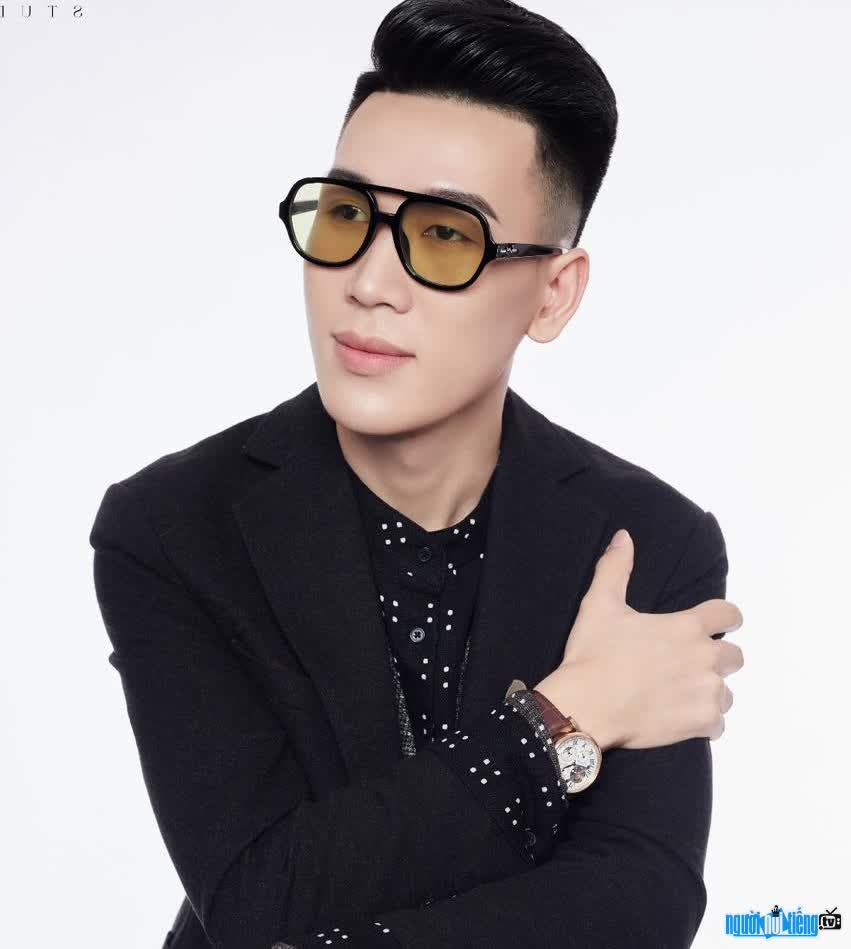 Handsome image of male singer Nguyen Duc Tho