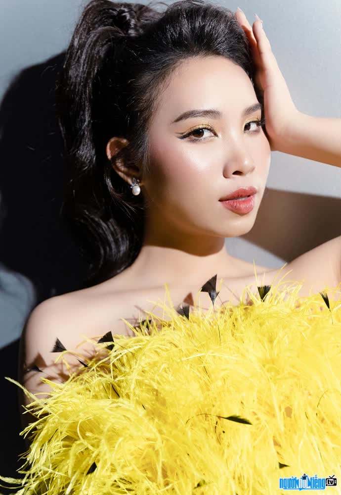 Cận cảnh gương mặt xinh đẹp của nữ ca sĩ Lan Quỳnh
