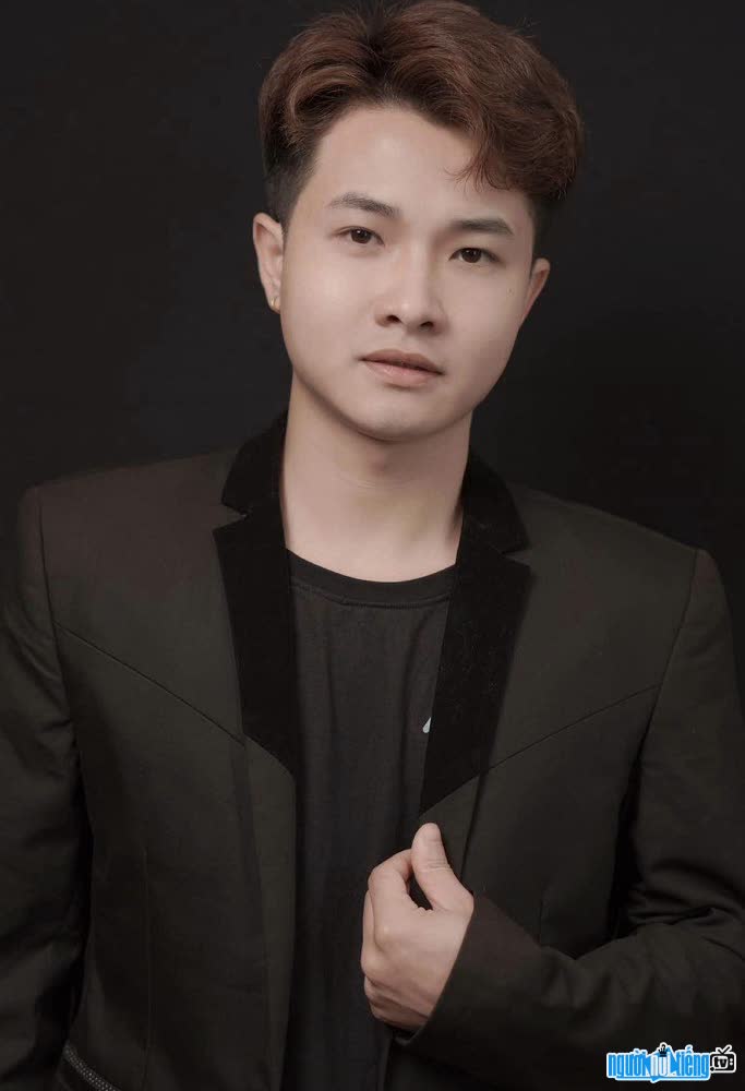 Handsome image of male singer Tran Minh Quan