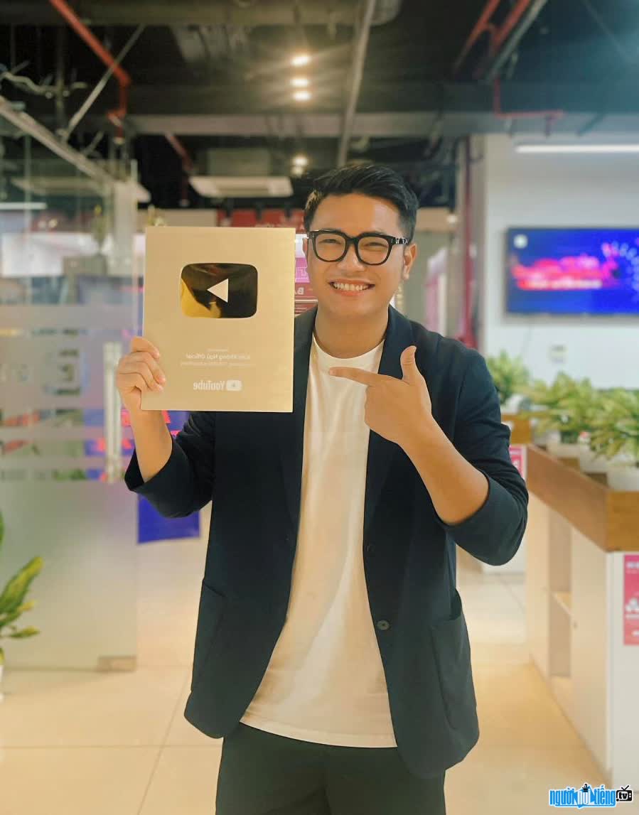 Viet Anh Pi Po's picture of Tiktok showing off Youtube's silver button
