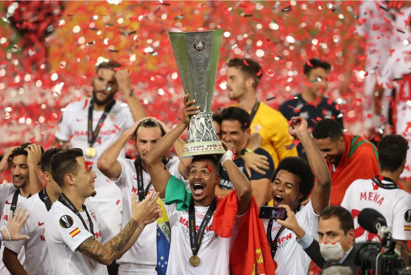 Hình ảnh các cầu thủ Sevilla đang nâng cao chiếc cúp danh giá