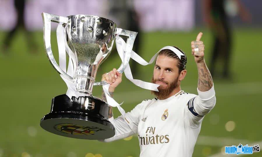 Image of a player lifting the La Liga championship trophy