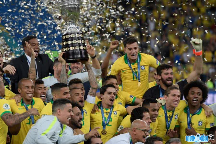 Picture of Brazil Copa América team lifting the Copa América trophy