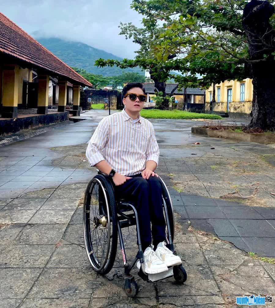 Phan Vu Minh has a leg disease that makes him unable to walk normally