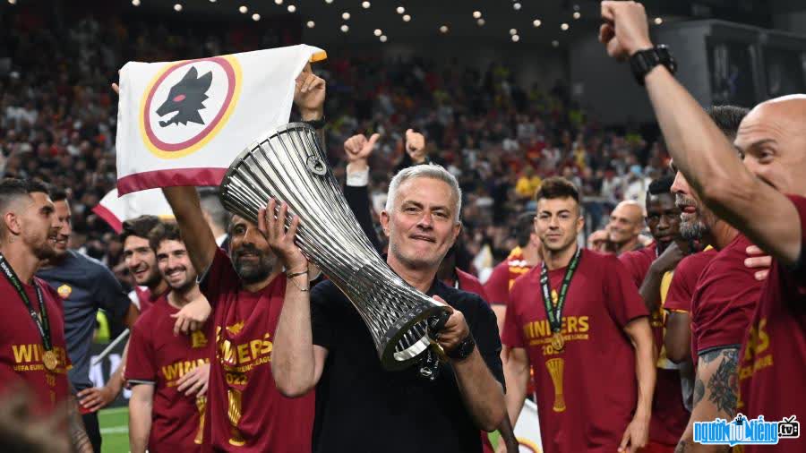 Image of Roma club raising the UEFA Europa Conference championship trophy in the 2021-2022 season