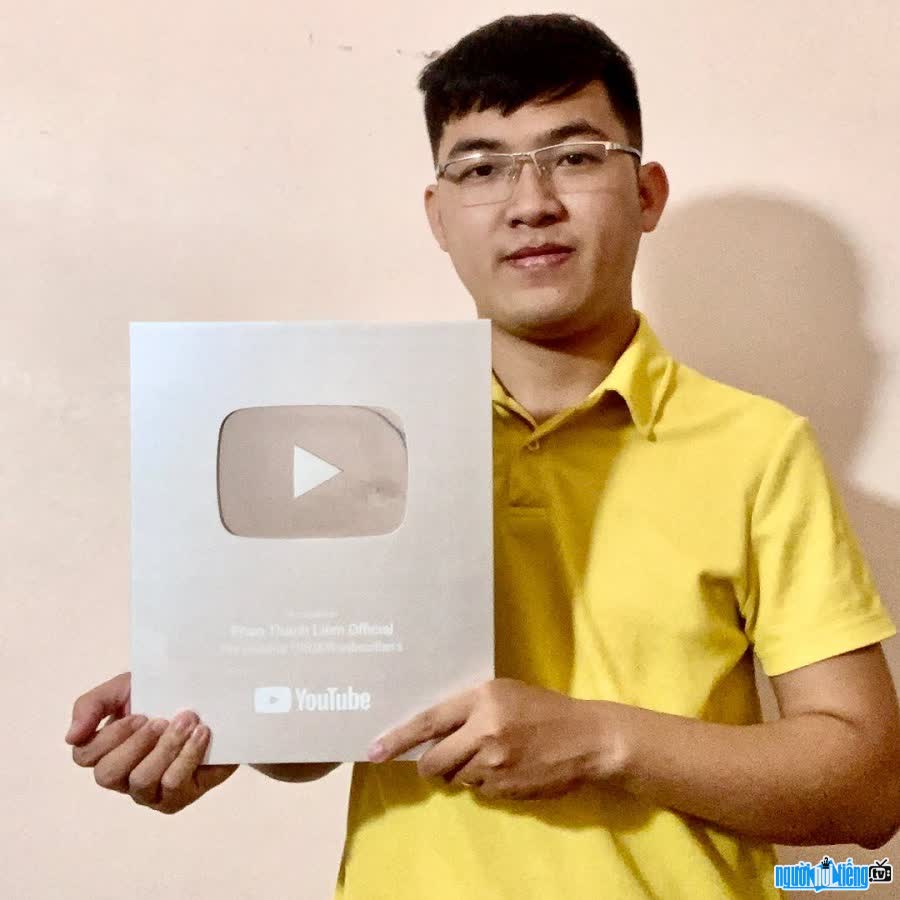 Youtuber Phan Thanh Liem won the Youtube Silver Button
