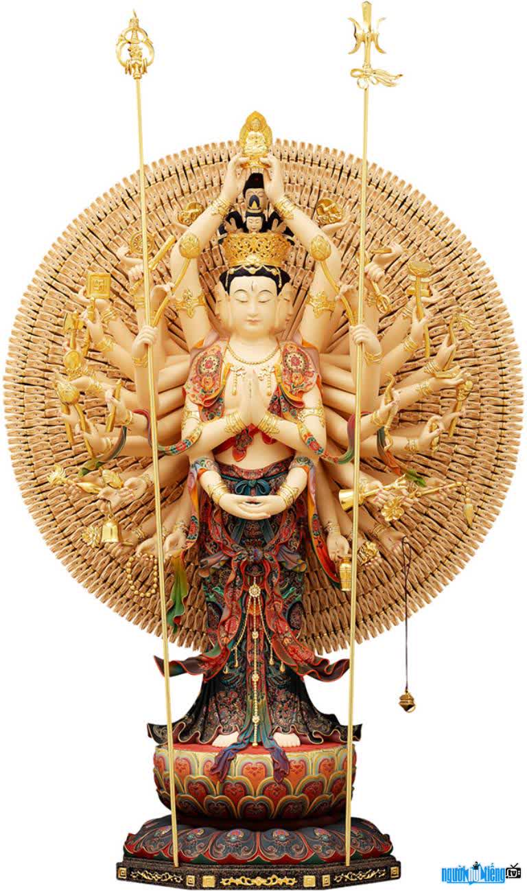 Thiên Thủ Thiên Nhãn Bồ tát có 38 tay bên cầm bảo vật pháp khí biểu thị của nhà Phật