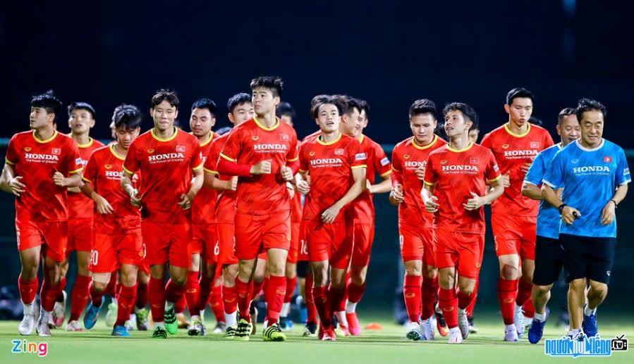 Images of Vietnamese players practicing on the pitch