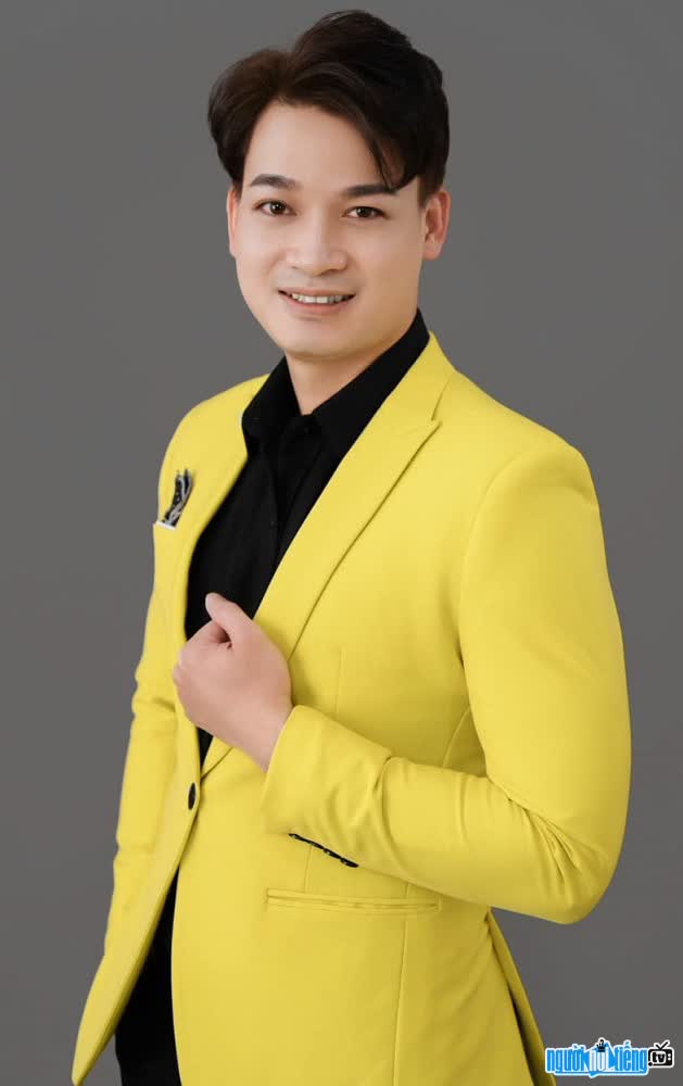  Male singer Hoang Duc Duy is handsome and elegant