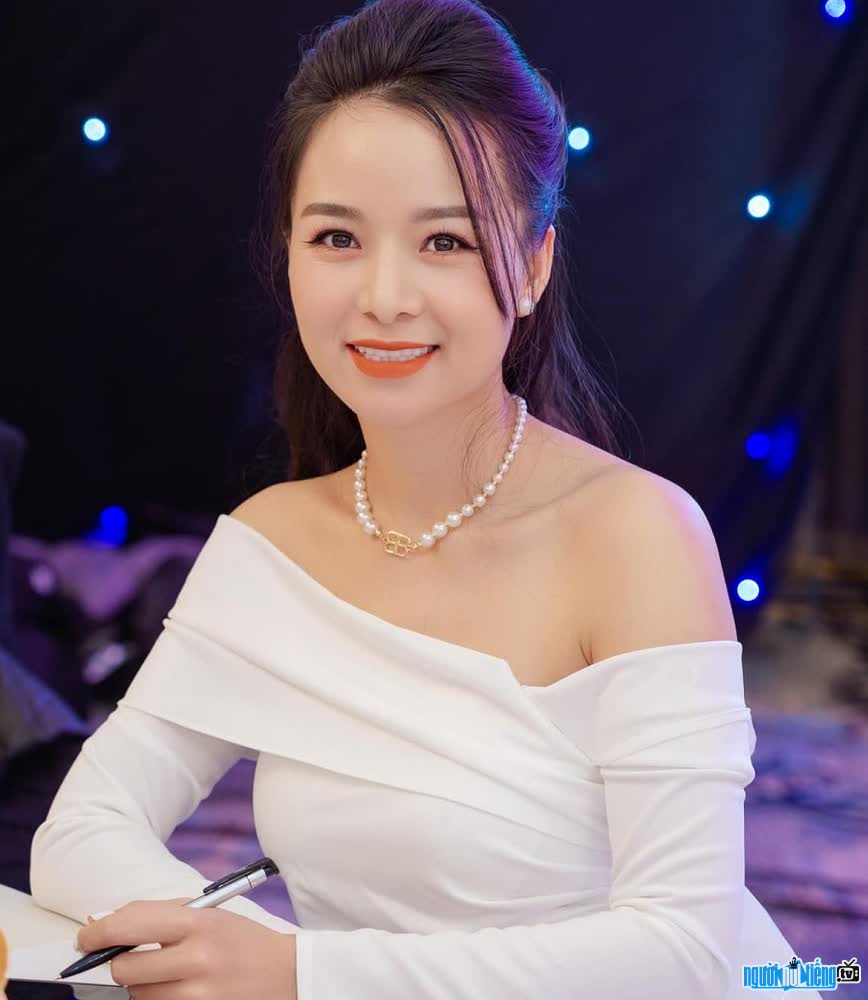  Ky Duyen MC is beautiful and gentle