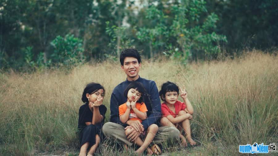 Hình ảnh Youtuber Ẩm Thực Đồng Hao và các em bé trên cánh đồng cỏ