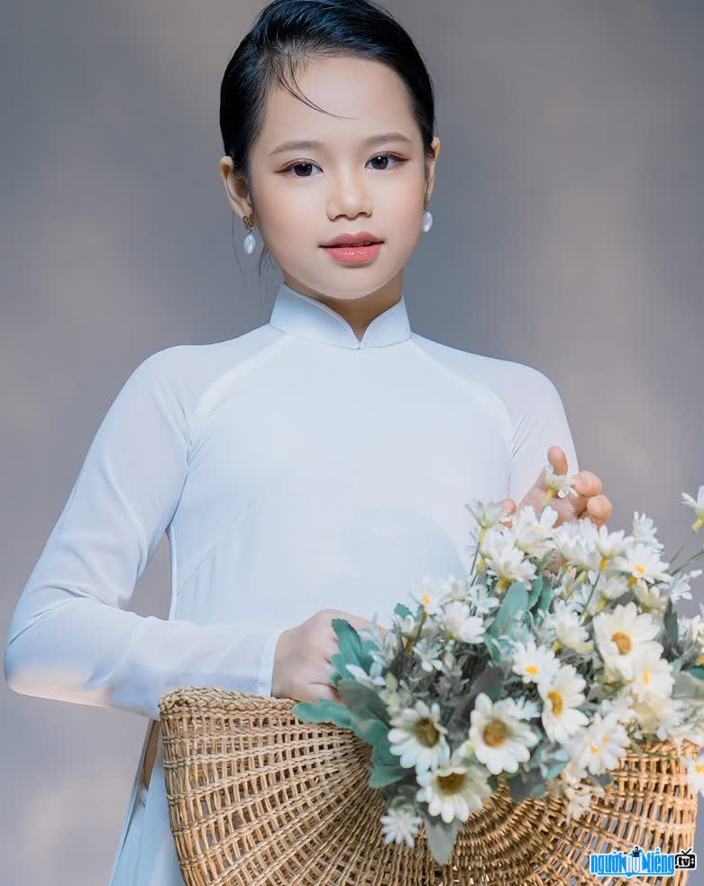 Trần Thị Hoàng Vân xinh đẹp dịu dàng trong tà áo dài