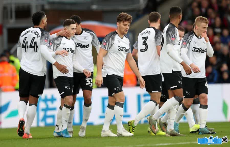 image of Derby County players on the field