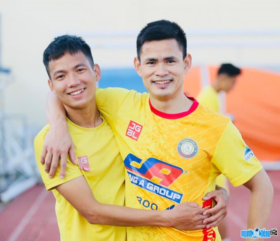  Hoang Dinh Tung taking pictures with teammates