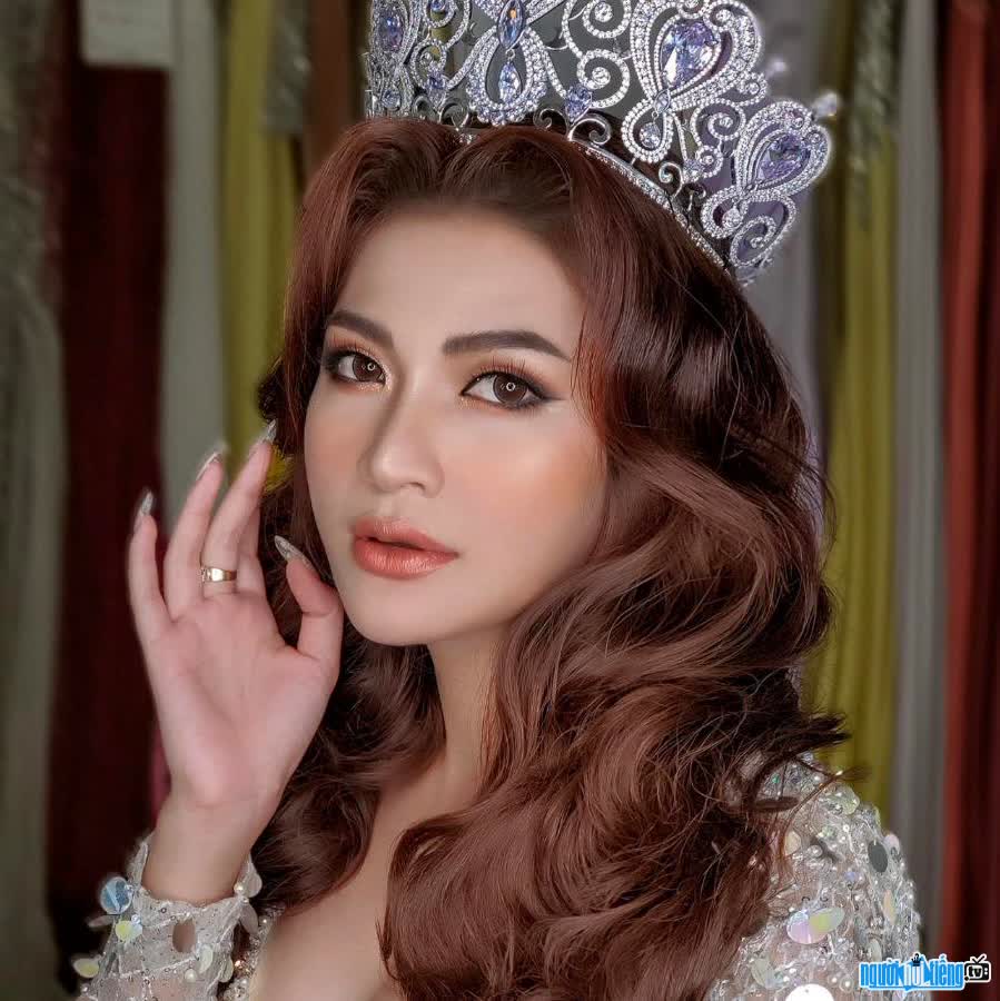 Hoa hậu Mạc Minh sở hữu nhan sắc xinh đẹp