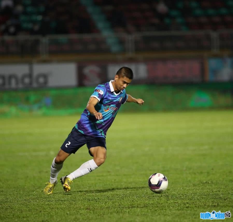 midfielder Nguyen Tien Duy burning hard on the pitch