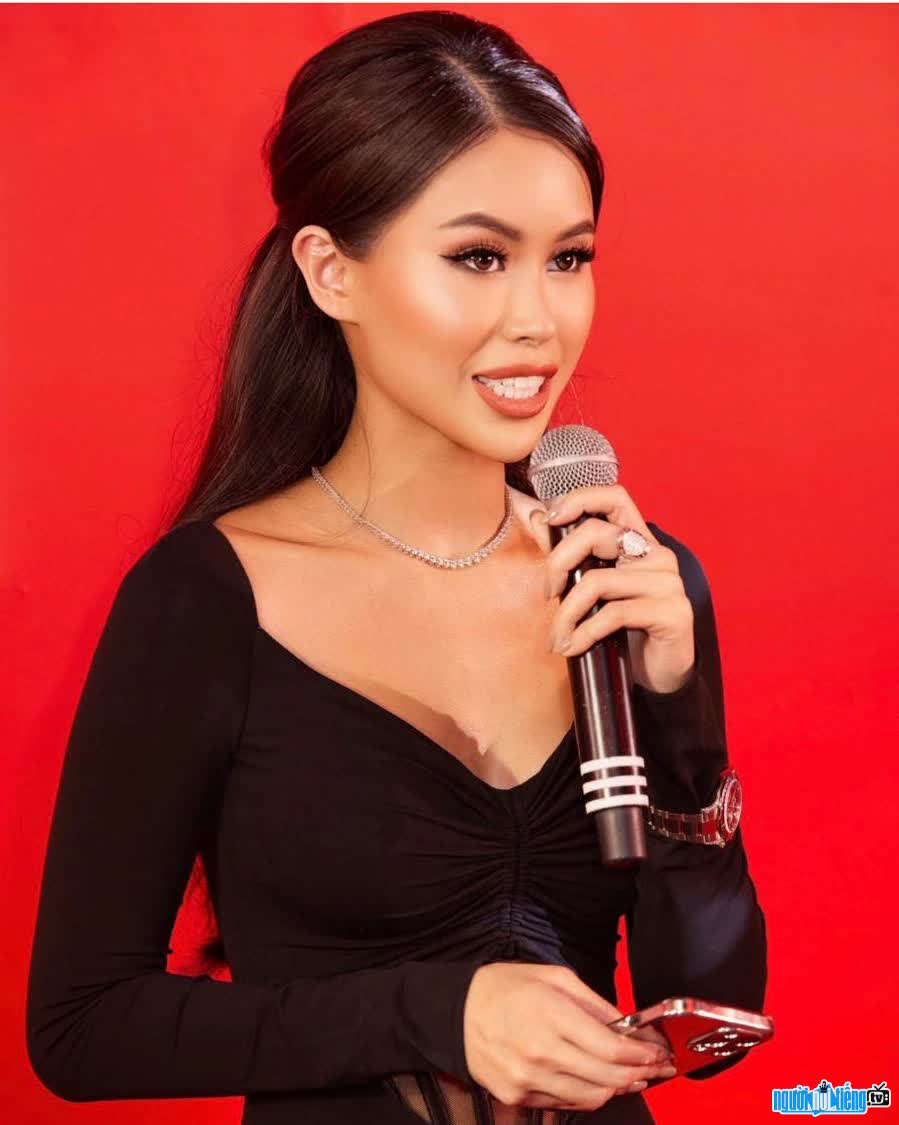 Tiên Nguyễn (Jacqueline Nguyen) sở hữu nhan sắc xinh đẹp