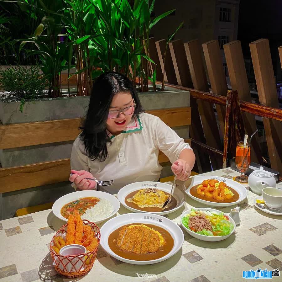The image of Vlogger Chen Ru Lu enjoying the food