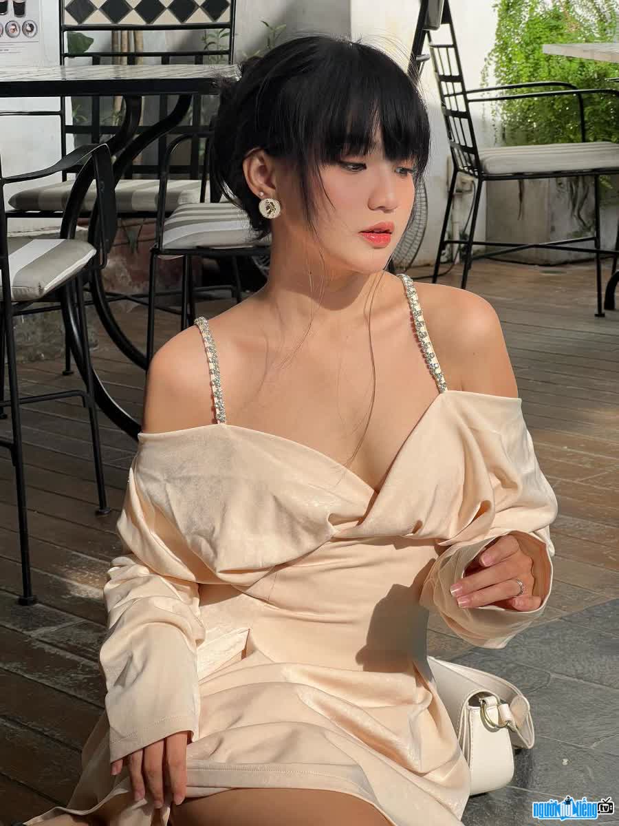 KOL Man Nghi's sexy image with a two-piece dress