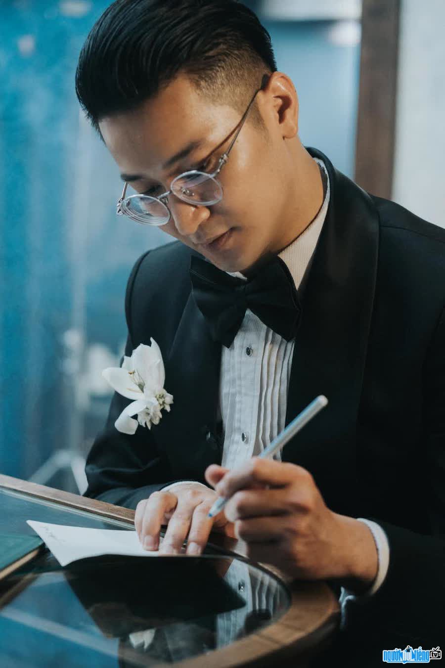 A photo of actor Vuong Trong Tri elegantly wearing a suit