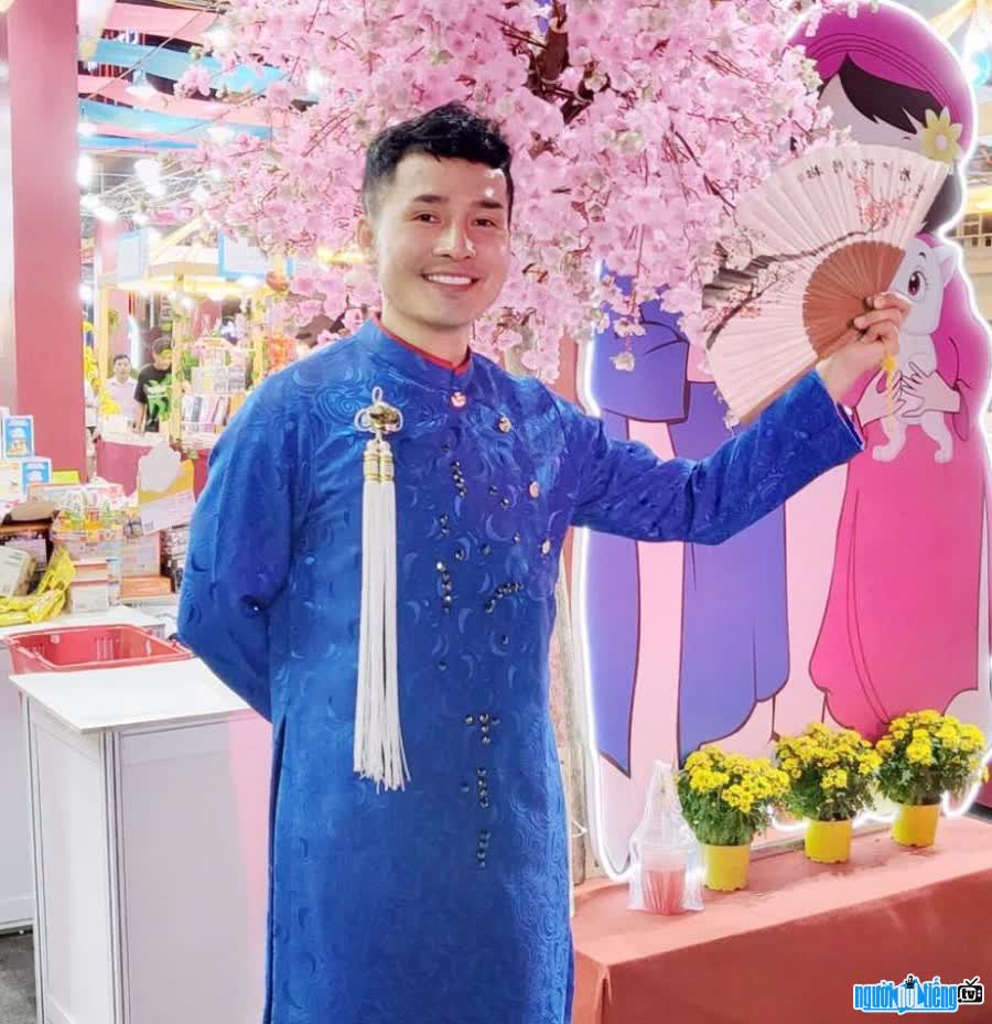 handsome Lee Nhat Phong in traditional ao dai