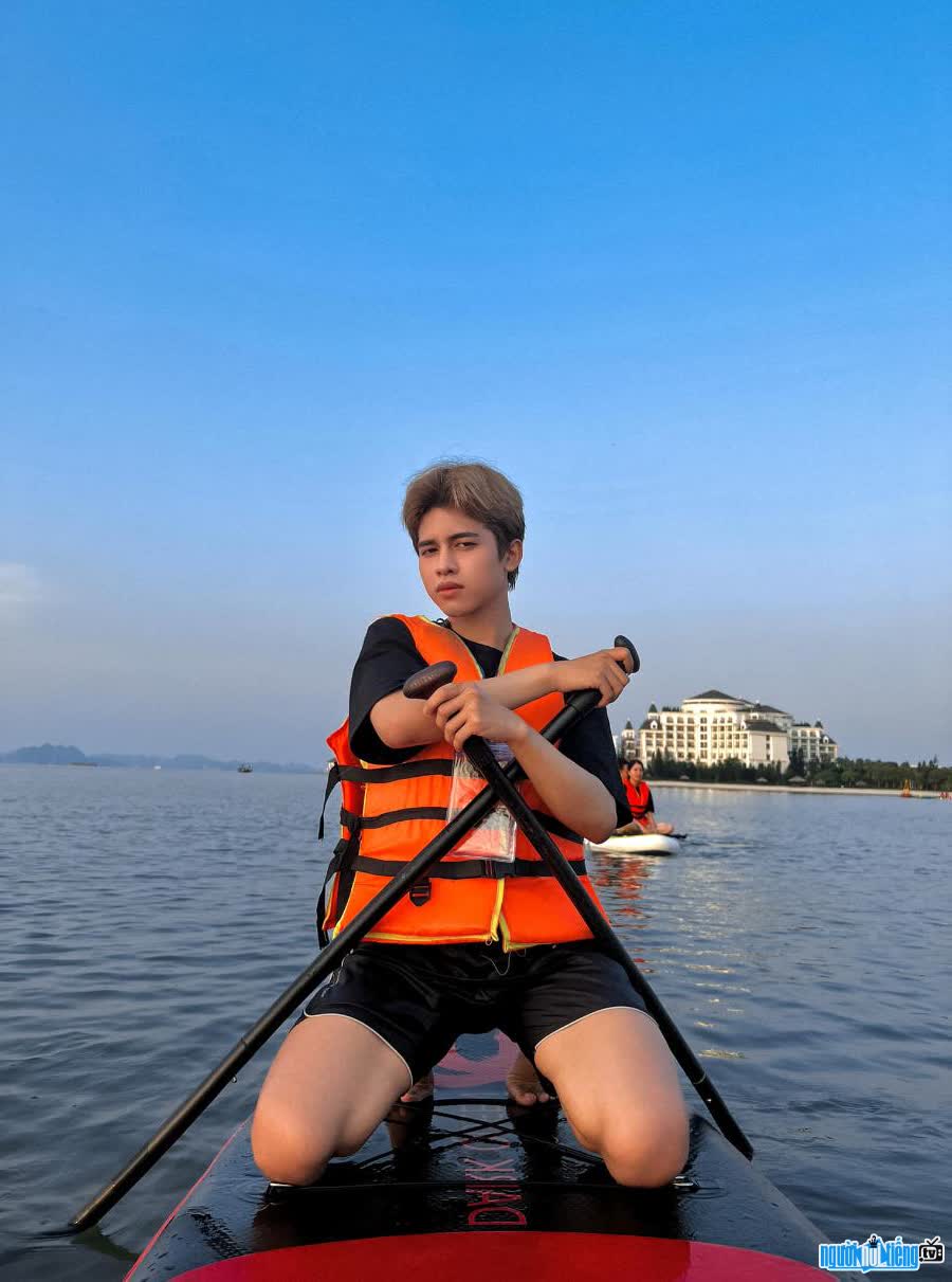 Hình ảnh Tiktoker Thái Độ đi chèo thuyền