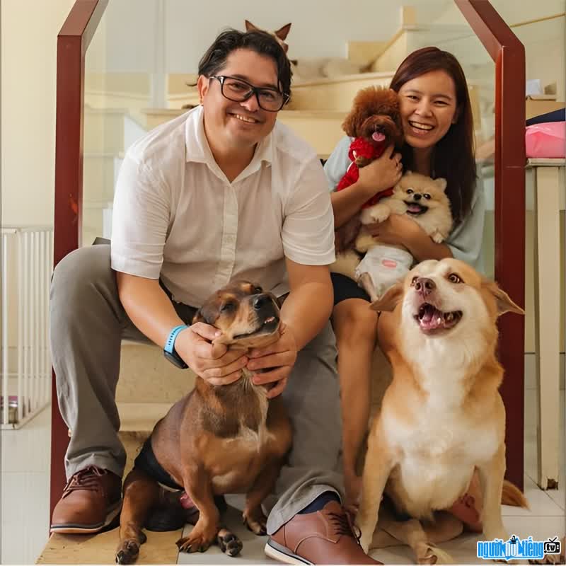 Hình ảnh vợ chồng Tiktoker Anh Thư và Oscar bên những chú chó đáng yêu