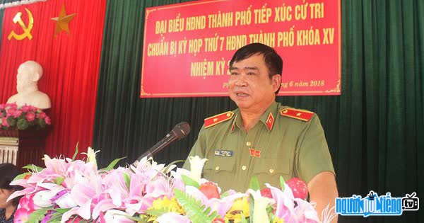 Hình ảnh thiếu tướng Đỗ Hữu Ca đang phát biểu tại một cuộc họp