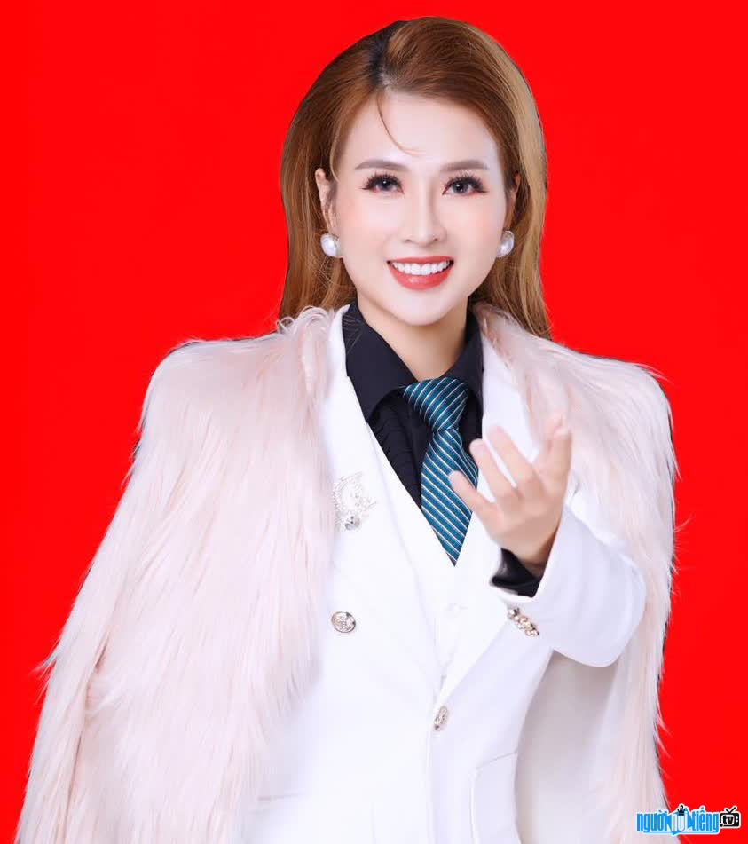 CEO Nguyễn Vân xinh đẹp với nụ cười tỏa nắng