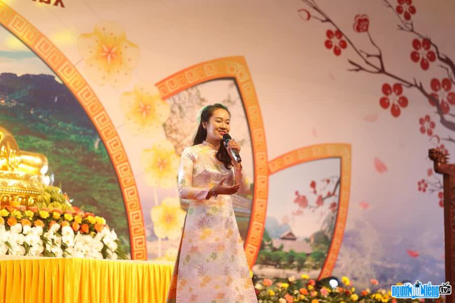 Hình ảnh ca sĩ Diệu Đan đang biểu diễn trên sân khấu