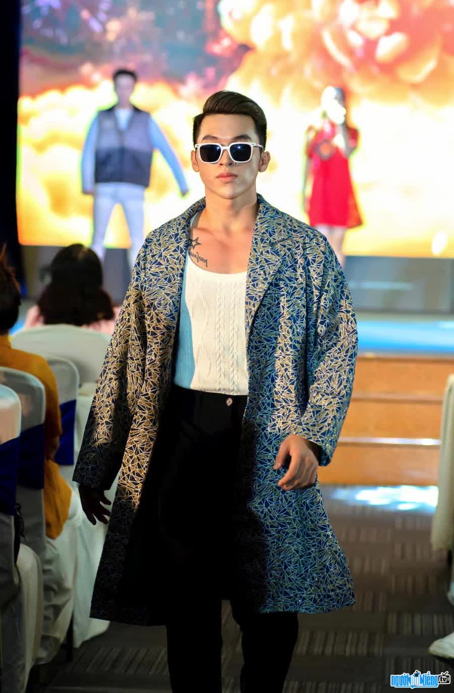 Picture of singer Hoang Tahi at an entertainment industry event