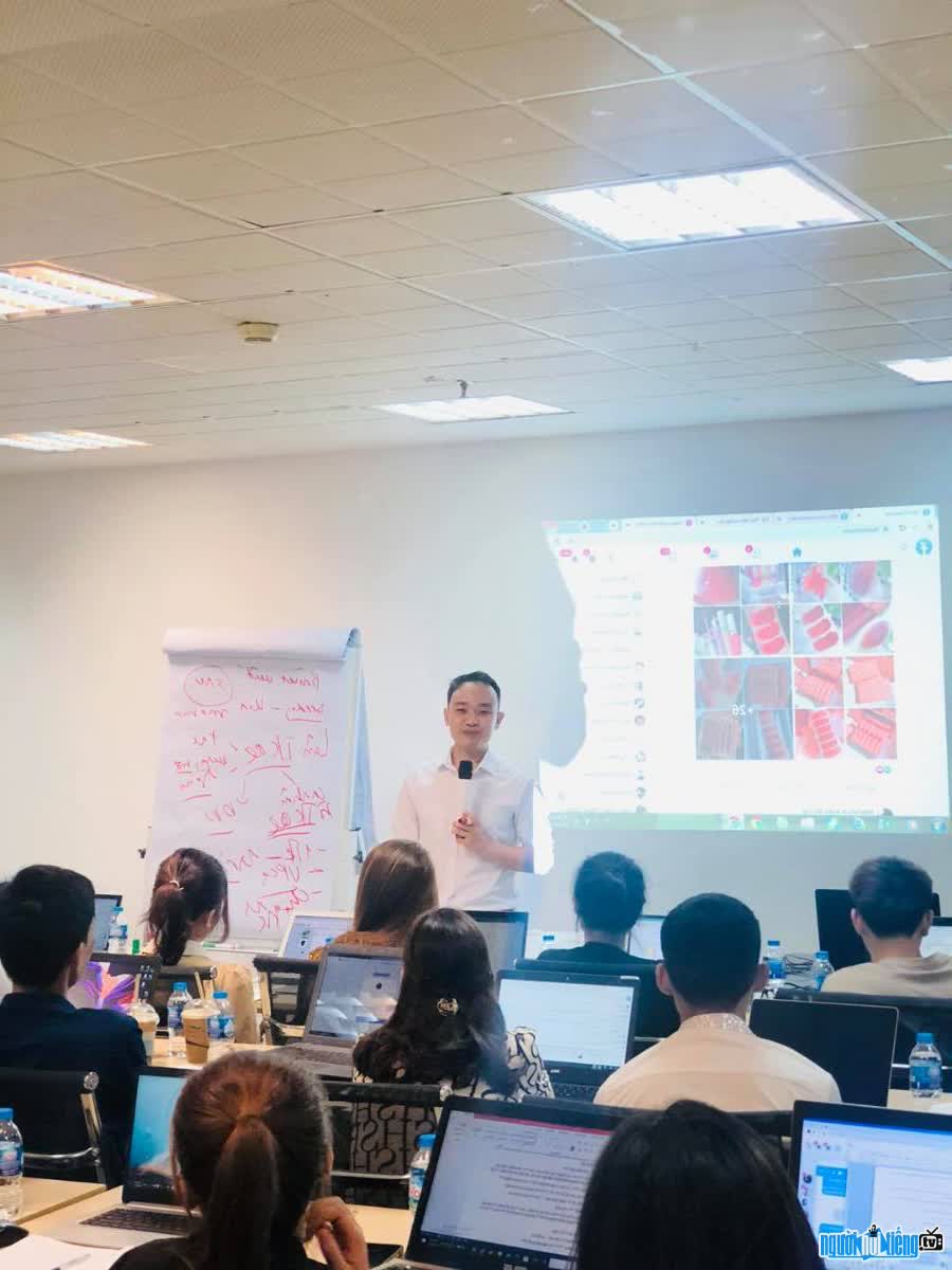 Hình ảnh CEO Phạm Đức Tiệp đang đứng lớp tại một khóa đào tạo kinh doanh thương mại điện tử