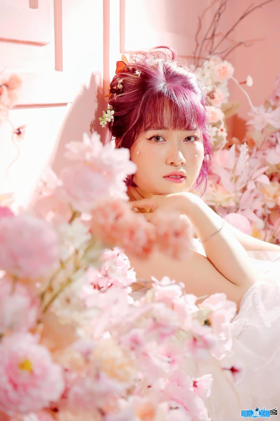 Tiểu Song được biết đến với vai trò là một KOLs người mẫu ảnh và Freelancer Agency