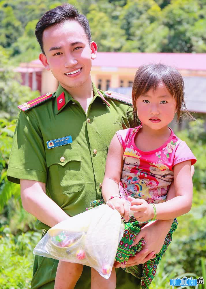  Vien Dinh Long (Long Bym) helping children