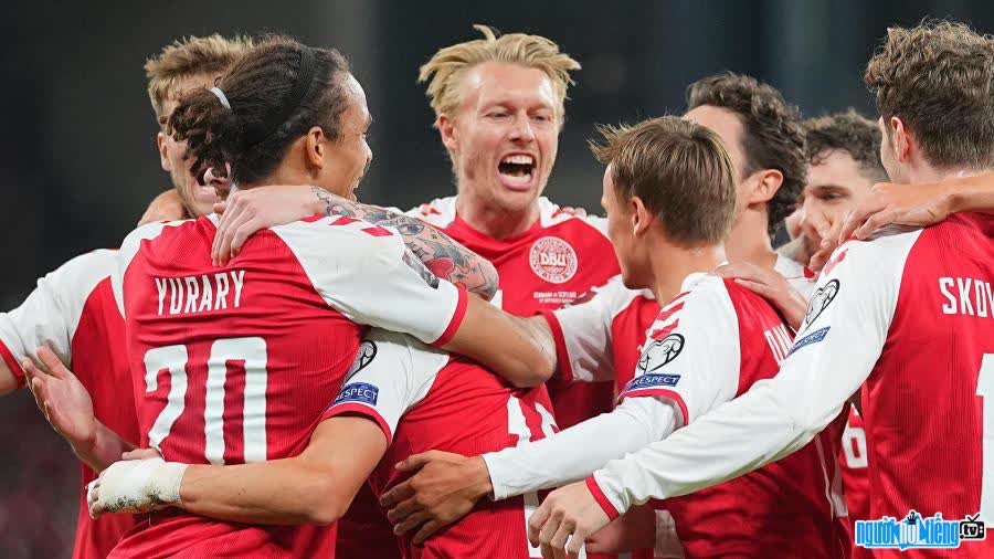 Hình ảnh các cầu thủ Đan Mạch đang ăn mừng bàn thắng
