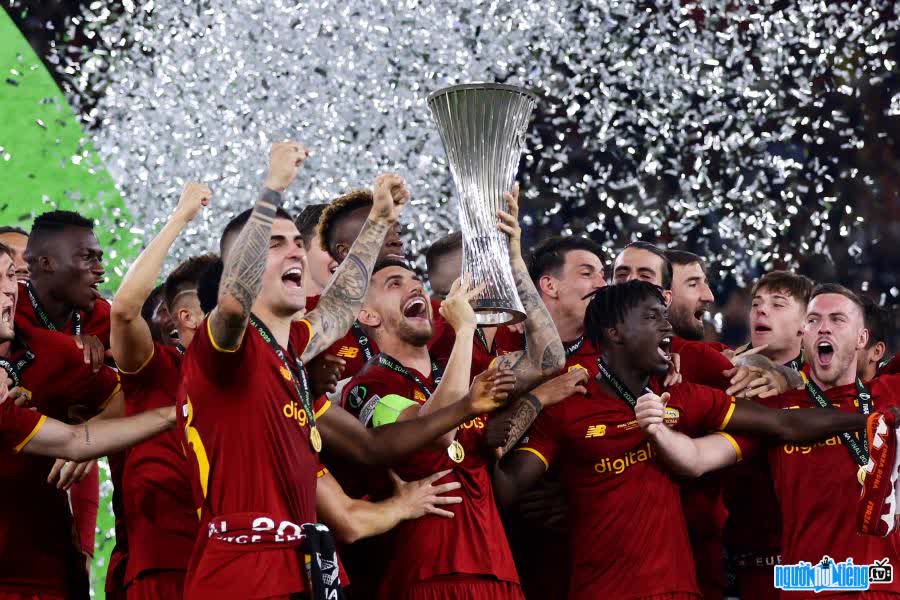 Hình ảnh các cầu thủ Roma đang ăn mừng chiến thắng tại UEFA Europa Conference