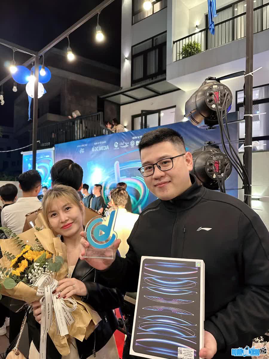 Picture of Tiktoker Tu Mai and his wife at a Tiktok event