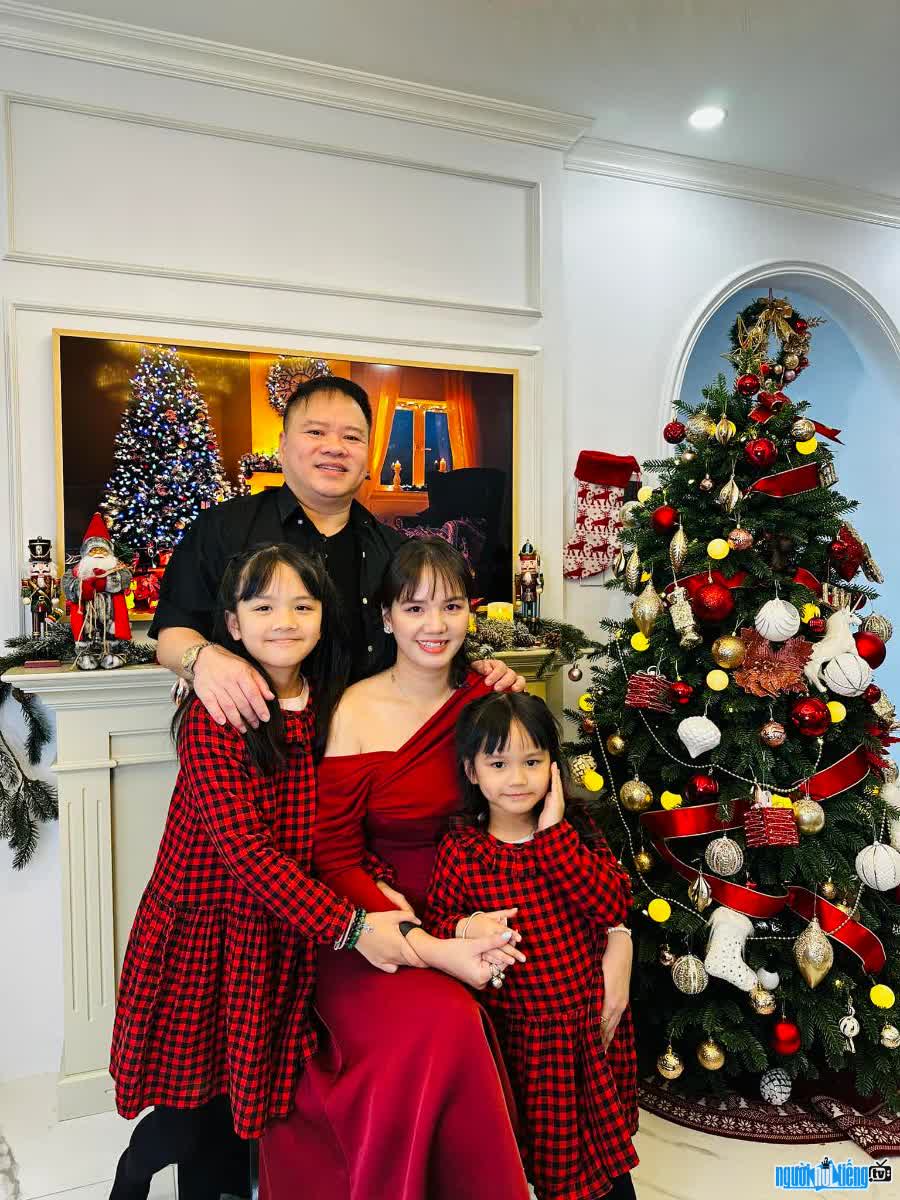 Hình ảnh Tiktoker Giang Linh hạnh phúc bên chồng và hai con gái