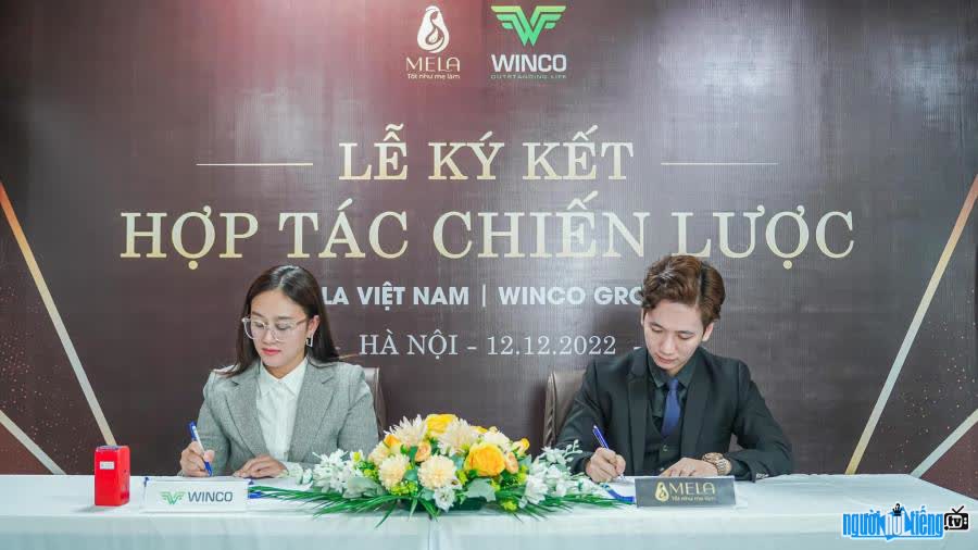 Hình ảnh CEO Đức Nguyễn ký kết hợp đồng khởi động năm mới