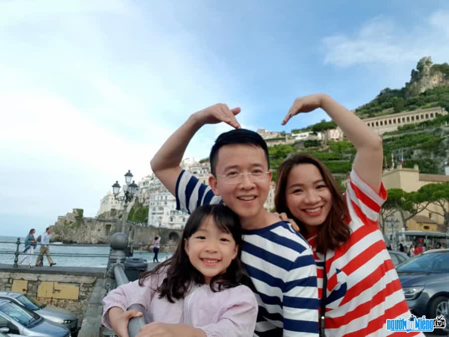 Hình ảnh Founder Nguyễn Trung Kiên bên gia đình nhỏ