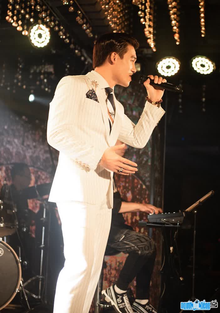  The image of the male singer Trong Hai burning hard on stage