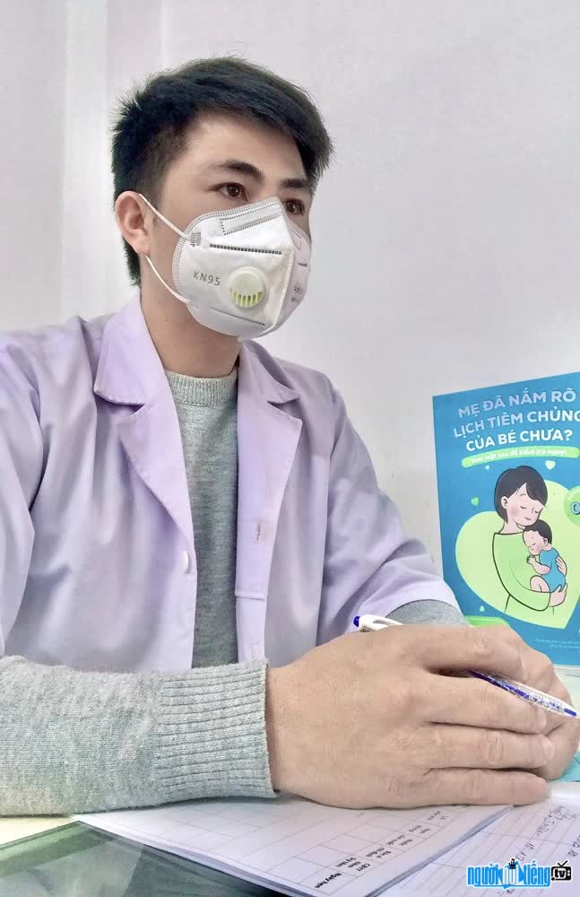 Nguyễn Xuân Chung luôn nhiệt tình tư vấn các loại vacxin phòng bệnh