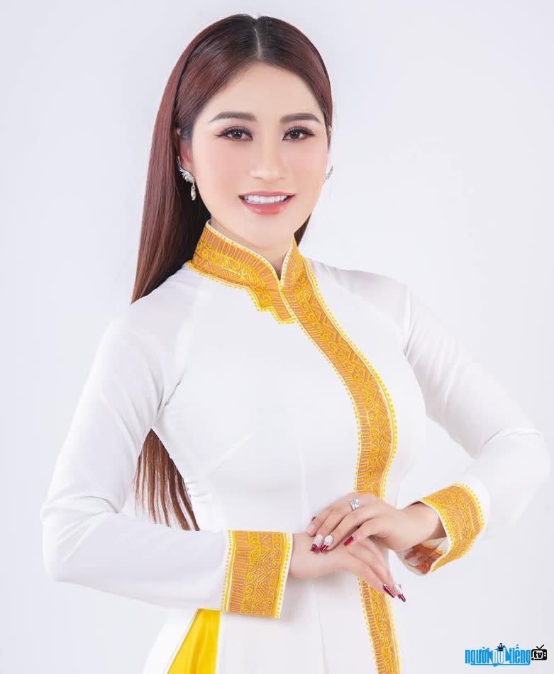 Thu Trang Bolero xinh đẹp trong tà áo dài truyền thống