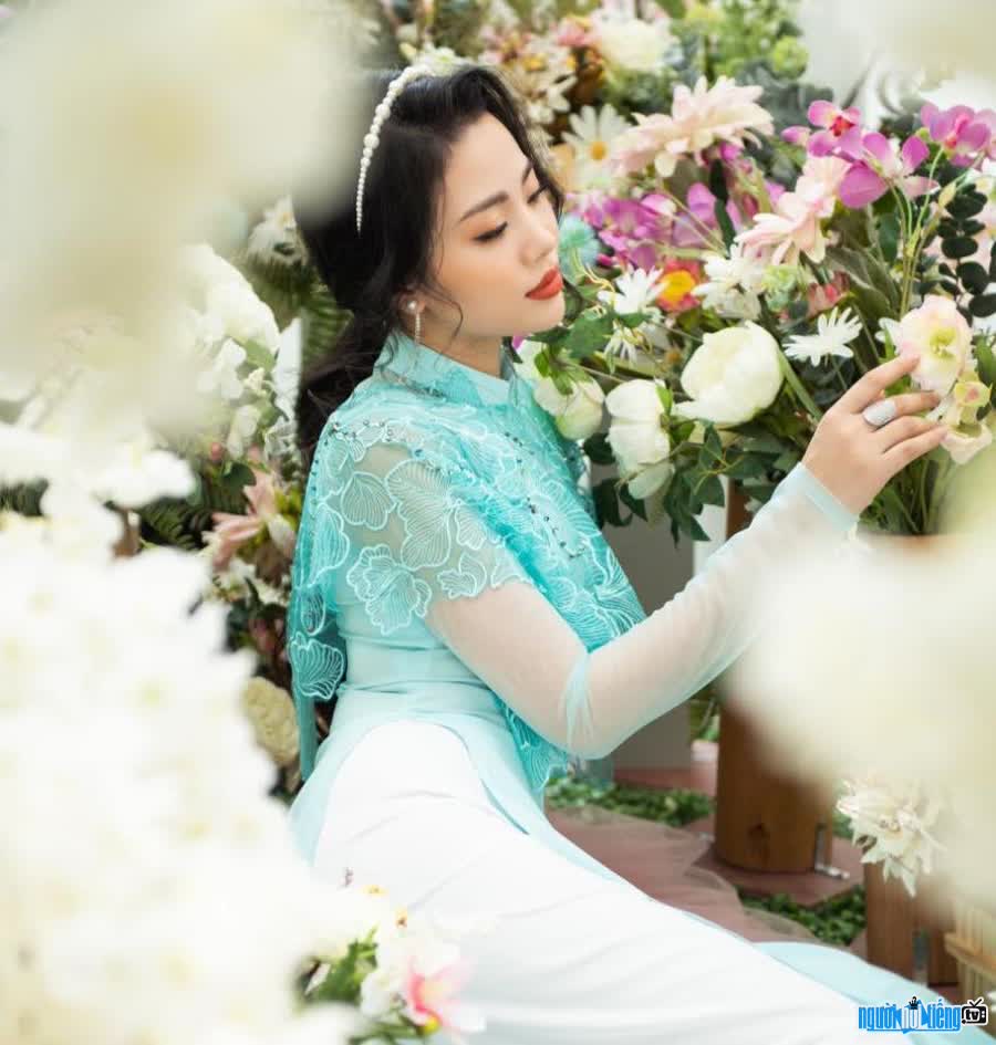 Picture of beautiful female singer Duong Hue with flowers