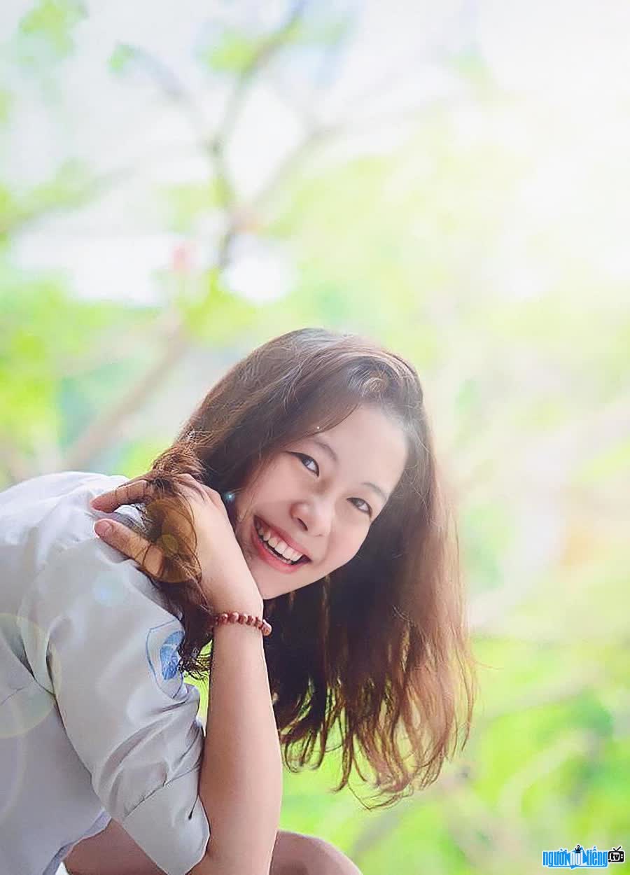 Cận cảnh gương mặt xinh đẹp chuẩn hot girl của Youtuber Giang Vũ